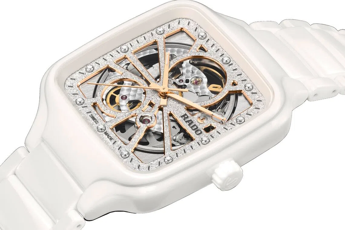 雷达表True Square真我系列开芯腕表白色款以玫瑰金色指针与秒针点缀，覆以Super-LumiNova夜光涂层。（雷达表提供）