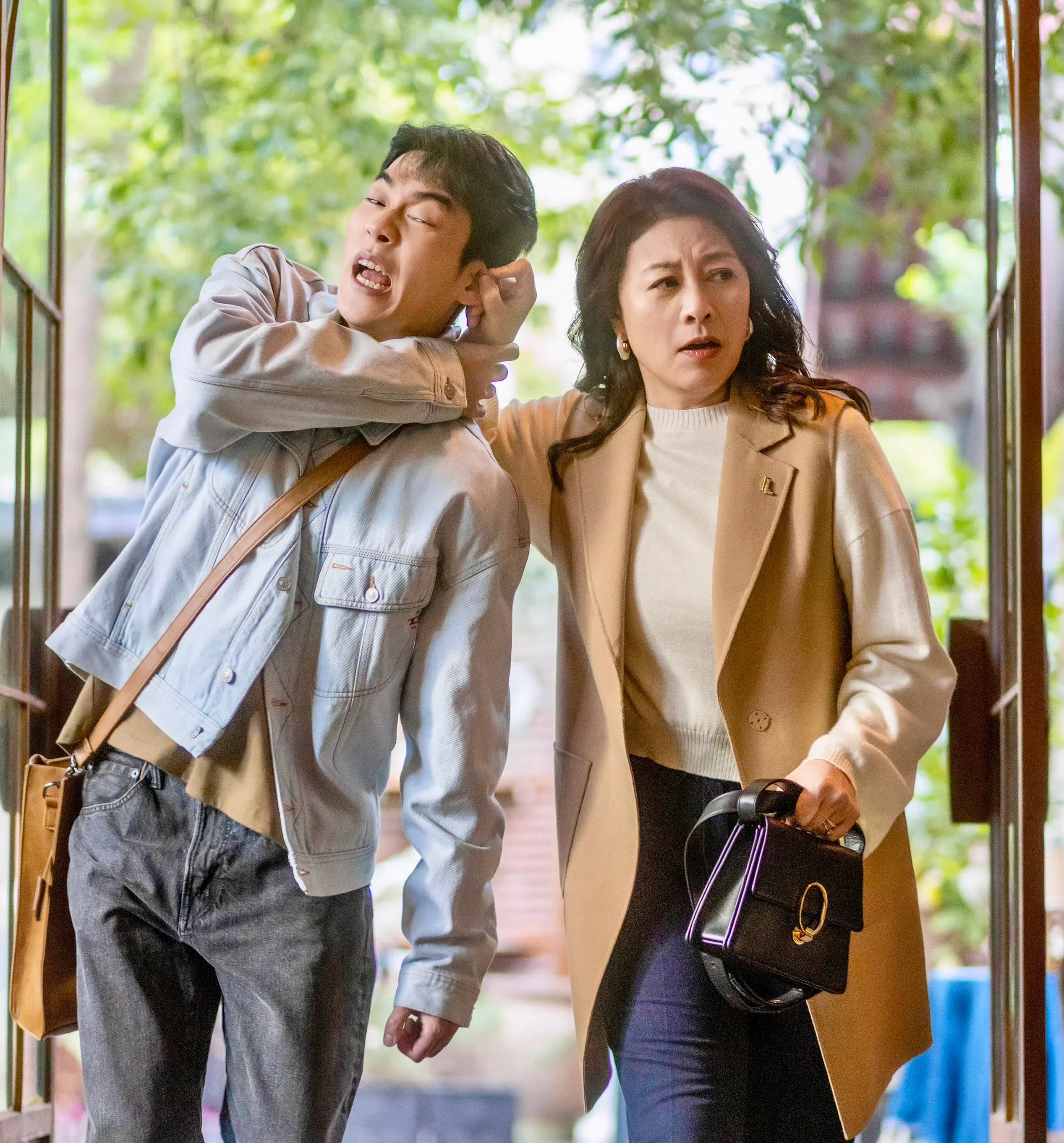 金鸡奖影后岳红（右）饰演爱管闲事的家婆陈雪艳，丧夫的她育有两子，分别由佟大为和马思超（左）饰演。（取自剧集微博）