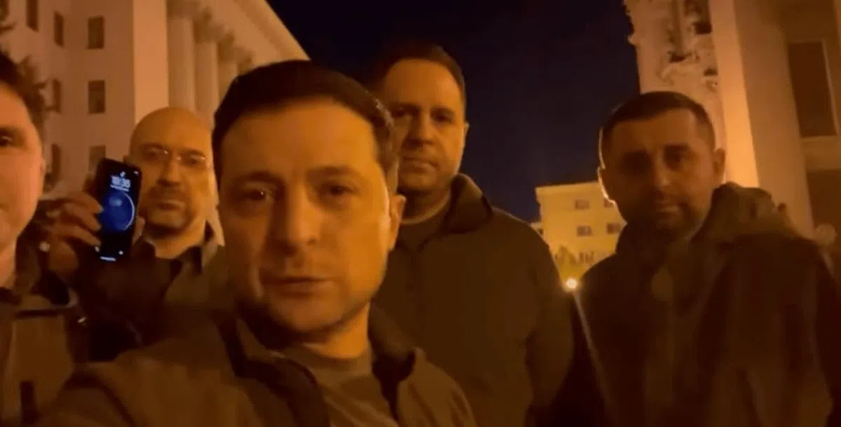 泽连斯基（左三）和其他高级官员在总统府附近的班科瓦街（Bankova）拍摄视频，证实自己并没有逃离基辅。（取自面簿）