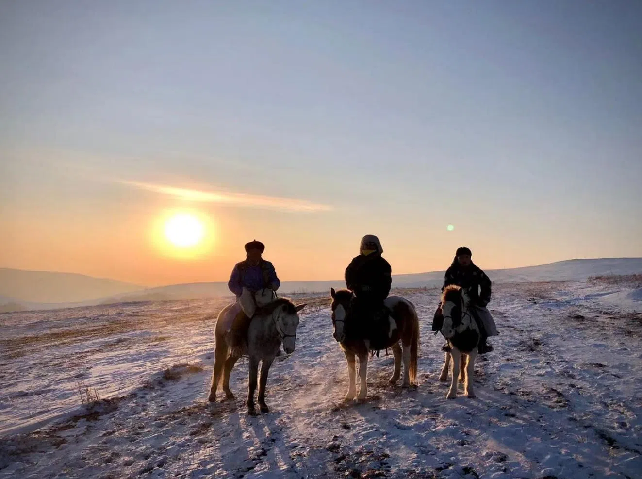 康泰旅行社推出冬季内蒙团，图为旅客在内蒙古欣赏希拉穆仁大草原被大雪覆盖的不一样景色。（康泰旅行社提供）