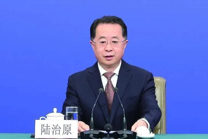 中国民政部前部长陆治原当选中华全国总工会副主席