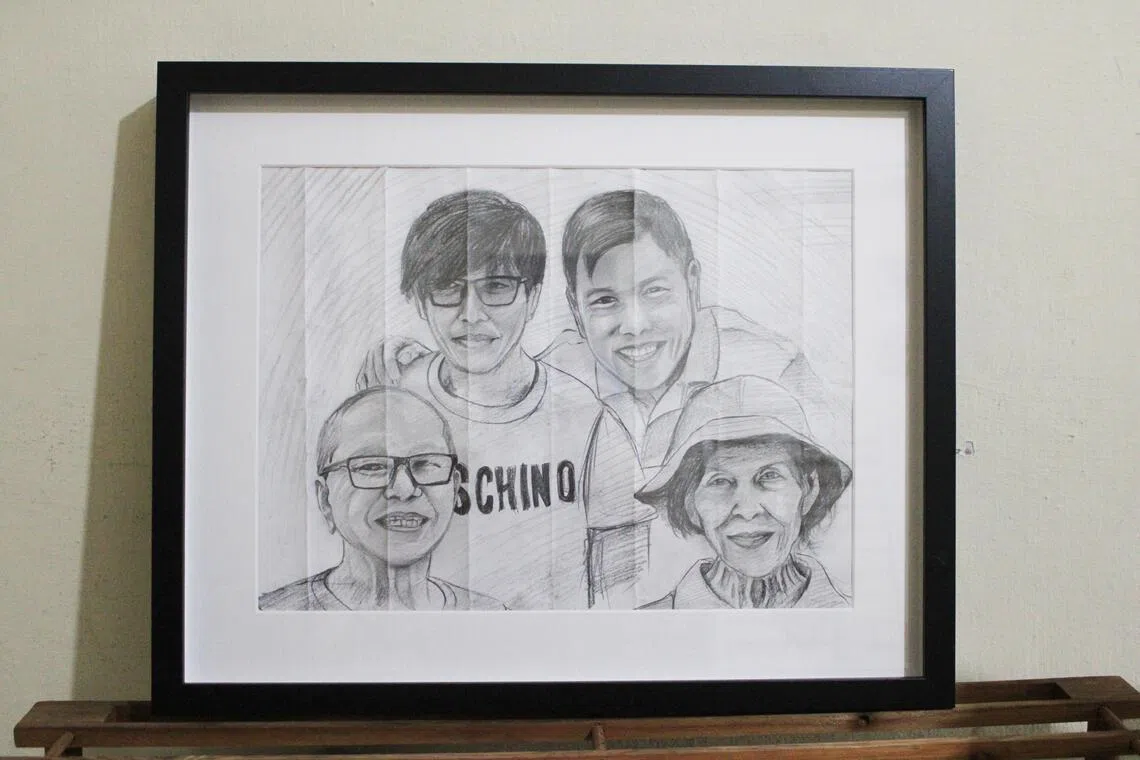 王德扬的阿富汗好友最近画了一幅全家福送给他。左上角是王德扬的哥哥，他的八旬父母在前。这幅铅笔画如今挂在荷兰道组屋客厅。（受访者提供）