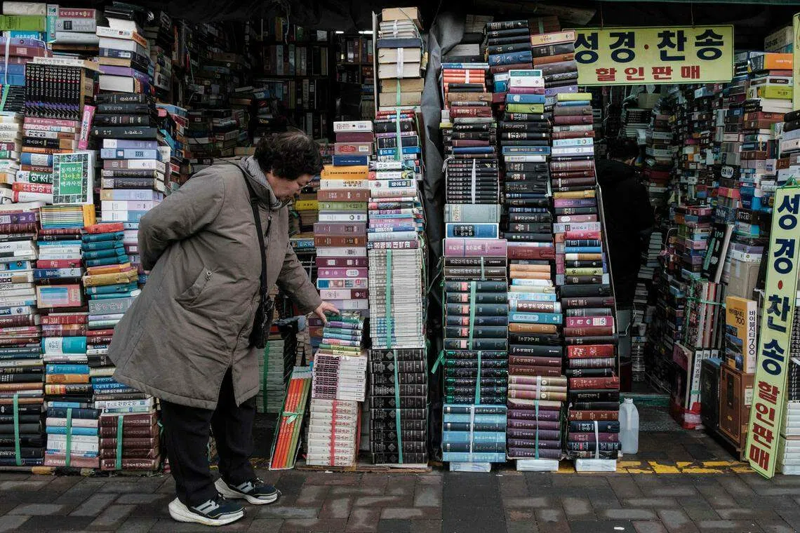 从2045年起，韩国将开始面对人口自然减少的状况。照片为首尔一家旧书店。（法新社）