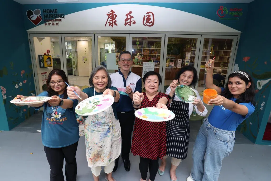 后港912活跃乐龄站安排乐龄人士与画家共同创作壁画，左二起为林慧珠、家护基金传播、合作与发展部主任邱庆耀、符传兰、许玉宝及画家妮哈。（梁麒麟摄）