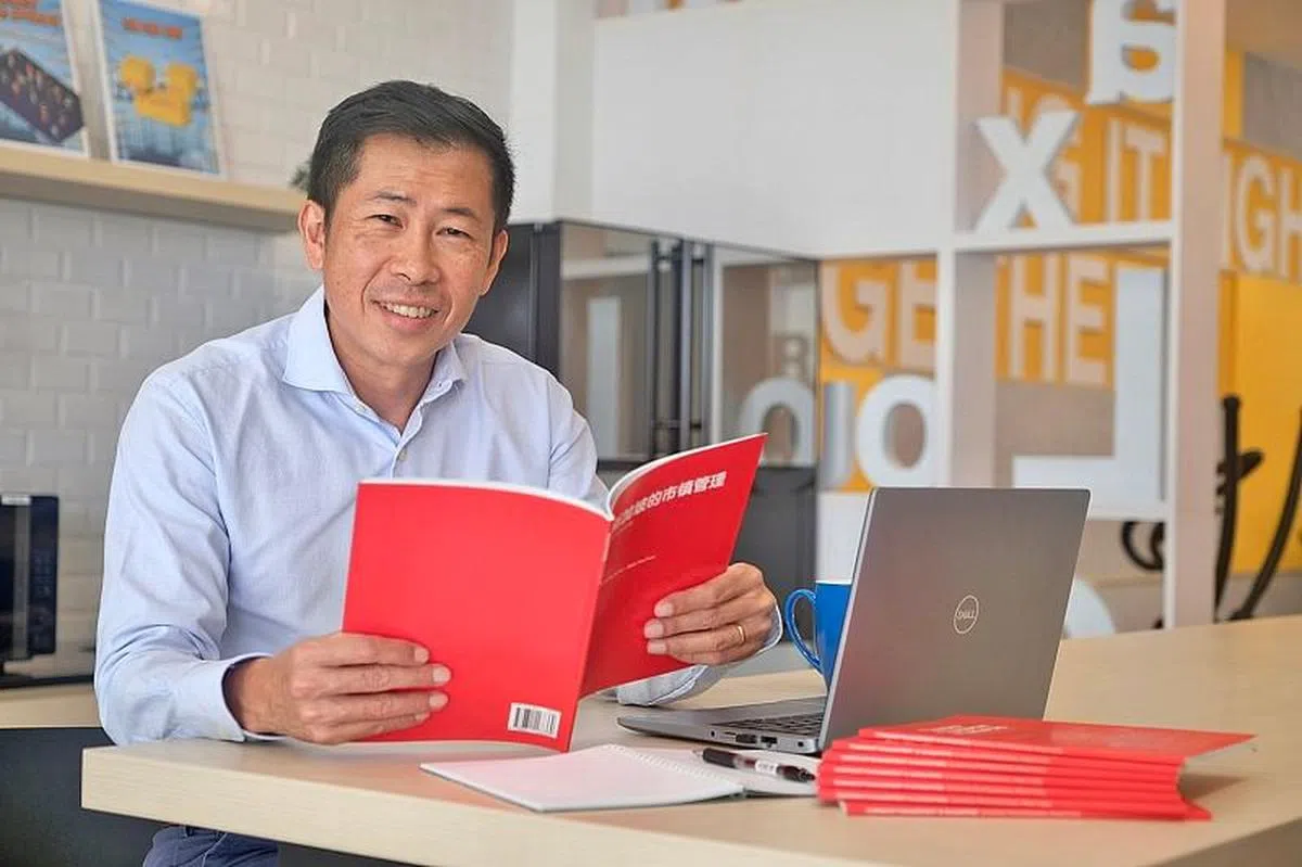 在2018年，邱继忠联同武吉班让前议员及西北区前市长张俰宾博士出版了一本书——《新加坡市镇管理——专业实务分享》，与更多人分享自己多年所学。（图／新报业媒体）