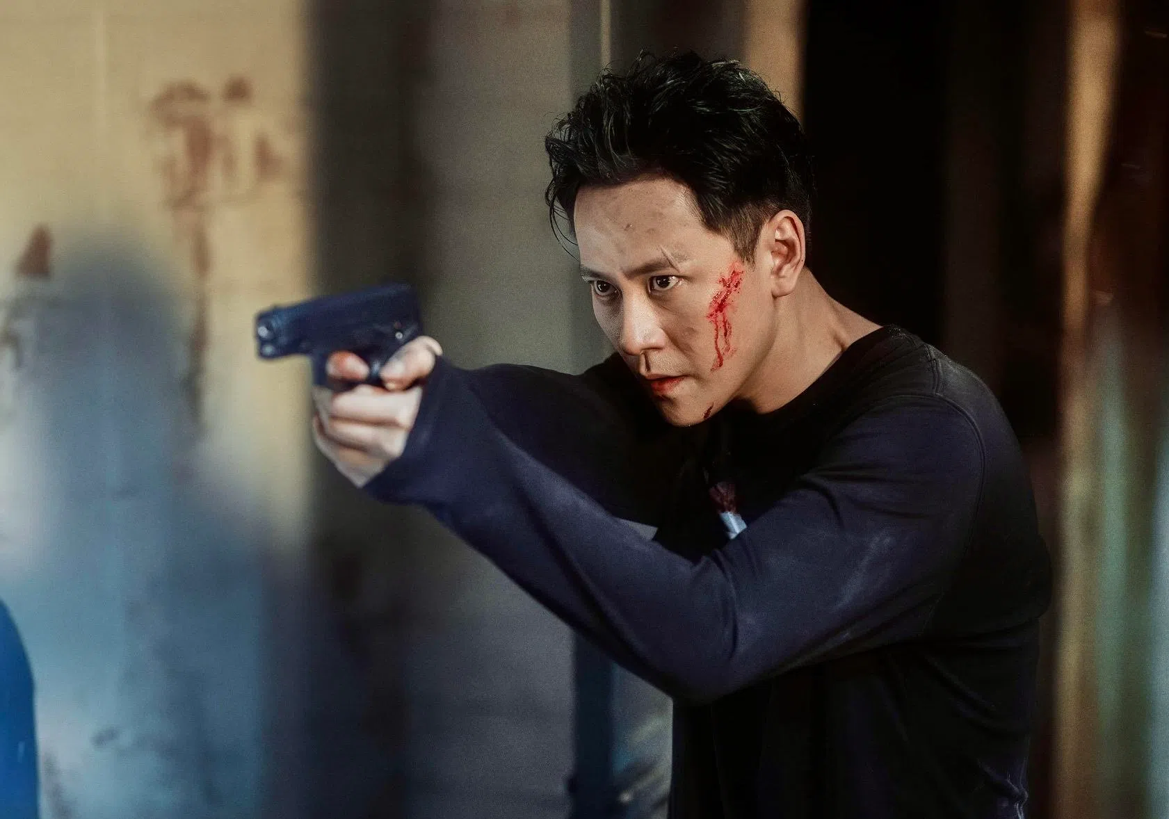 秦俊杰饰演的蒋诚为了查案变身卧底。（取自剧集微博）