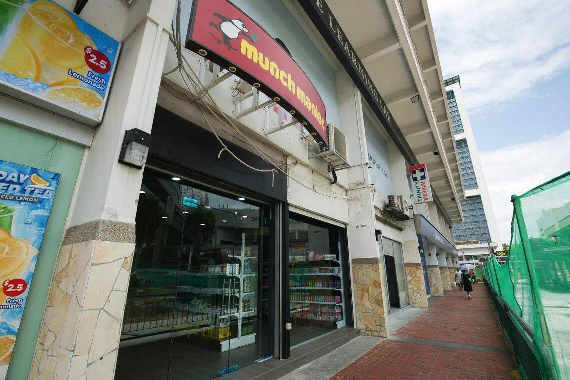看准新地铁将为马林百列带来人潮，主打美国进口零食及饮品的Munch Maniac今年5月24日在地铁站外开业。（李姿仪摄）