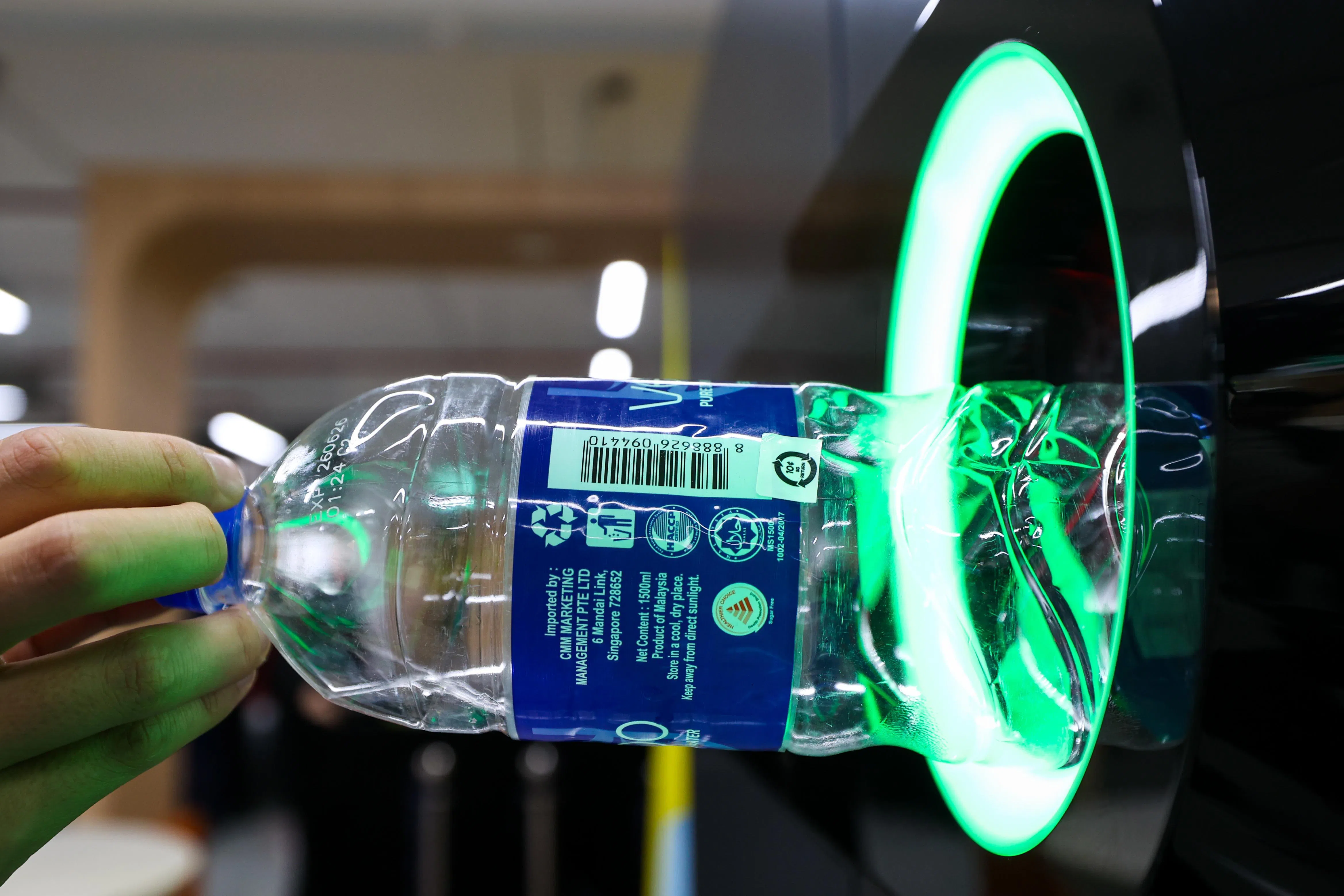 从4月1日起，公众购买受监管饮料时，须支付1角押金；到回收站归还空瓶罐后才可取回押金。（林明顺摄）