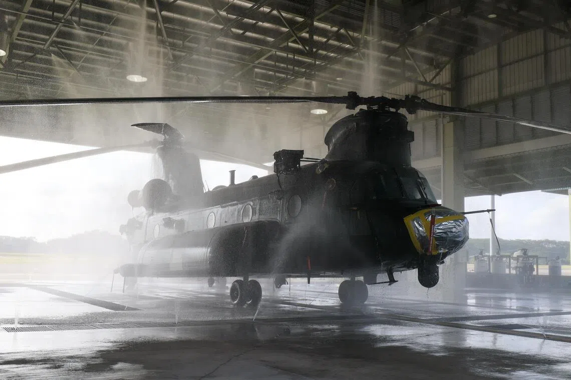 新加坡空军契努克直升机自动化清洗棚，通过自动化系统提升作业效率，把所需人手减少80%，并结合水处理与回收技术，比传统人工清洗节水约60%，在符合航空清洗标准下，维持最高战备水平。（张俊杰摄）