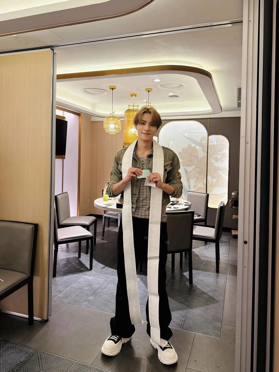 WayV成员肖俊包下海底捞请粉丝吃火锅，账单长到可以当作“围巾”挂在脖子上。（取自肖俊IG）