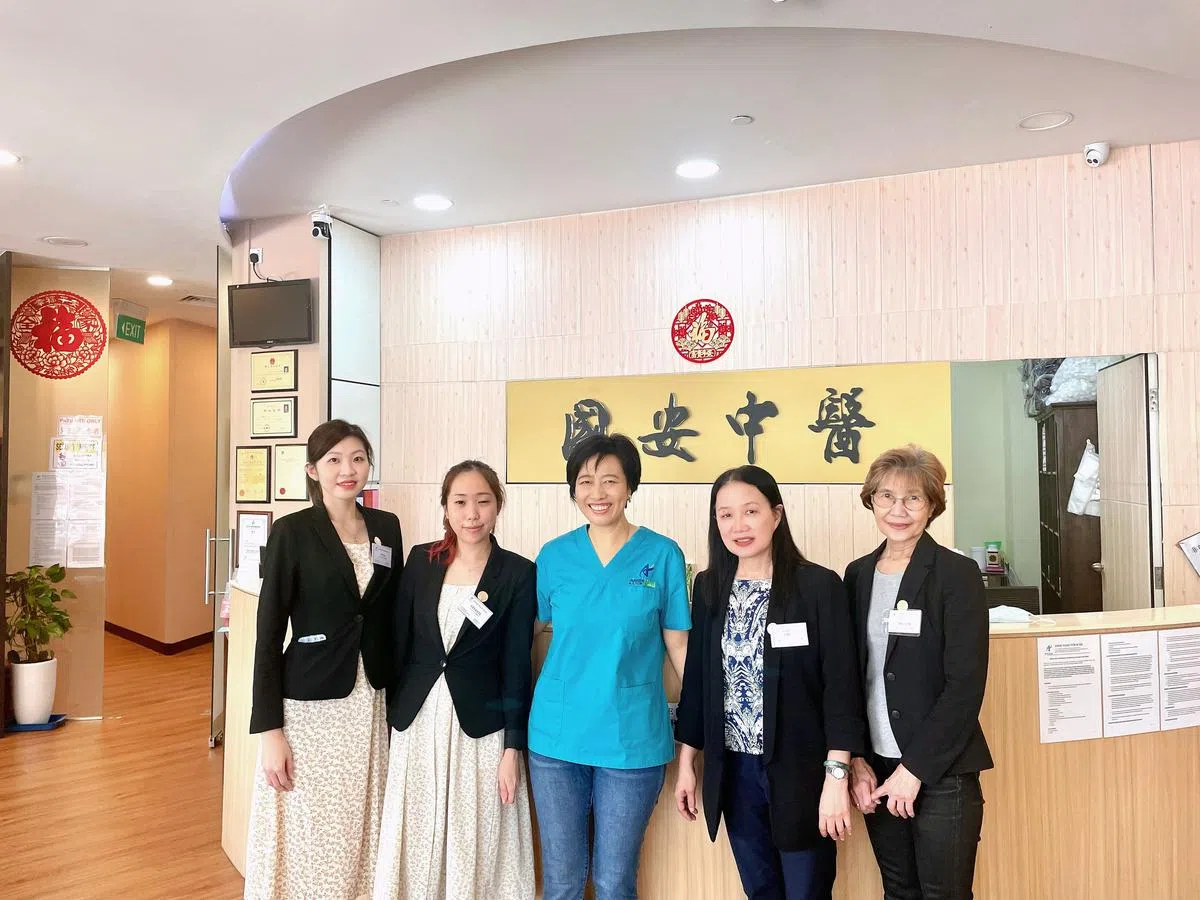 夏荣蓉医师（中）和诊所职员合影。（图/受访者提供）