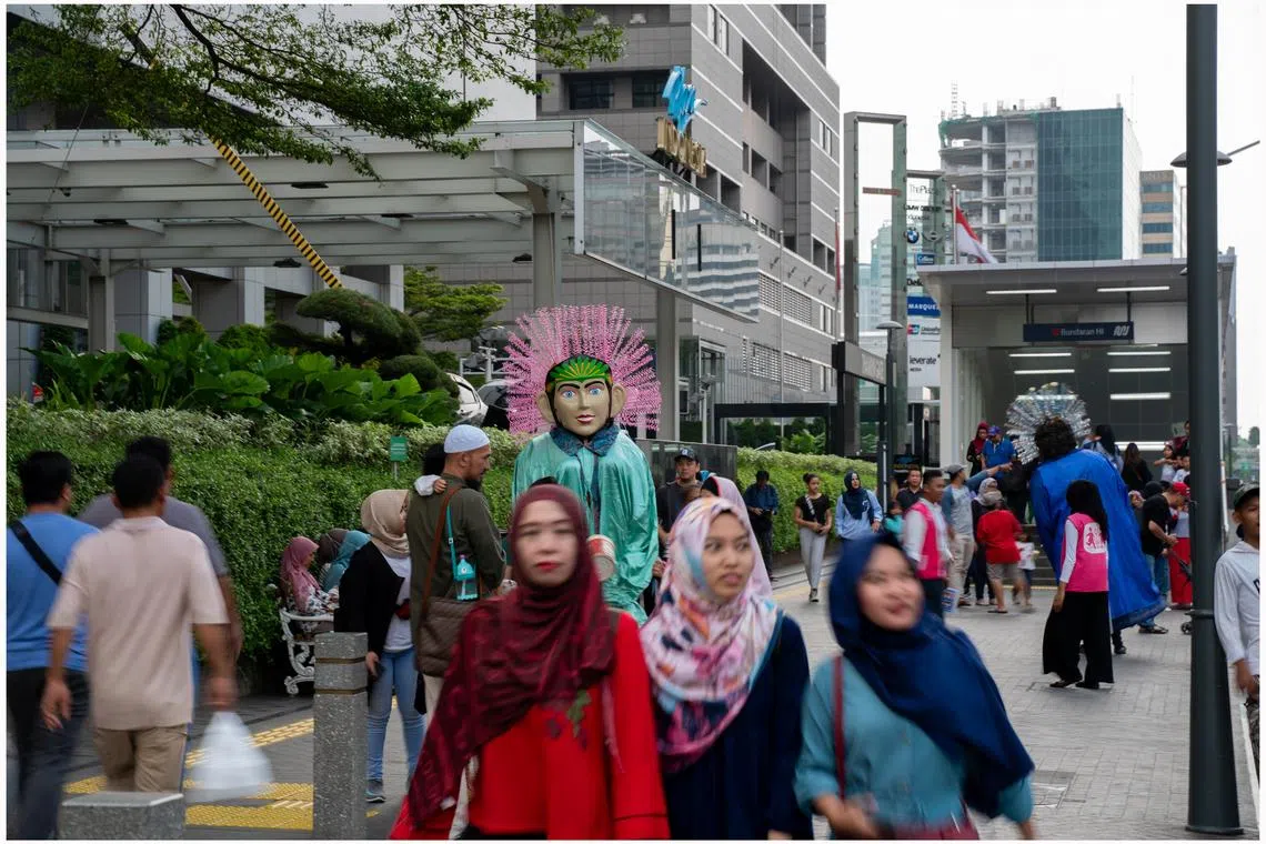 市中心地铁站外的人潮。（姚耀光摄）