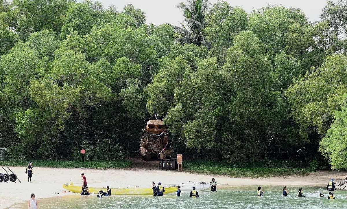 巨雕《礁石酋长》隐藏在树林中，酋长身上戴有一条用废弃塑料制成的项链。（圣淘沙发展局提供图片）