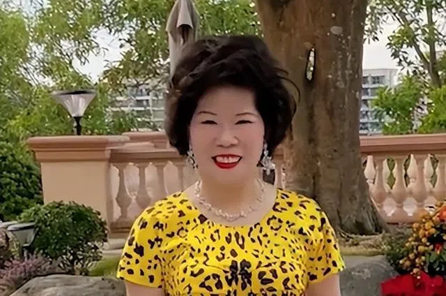 鲍鱼家姐平日行事高调，常跟网民分享大牌珠宝。（互联网）