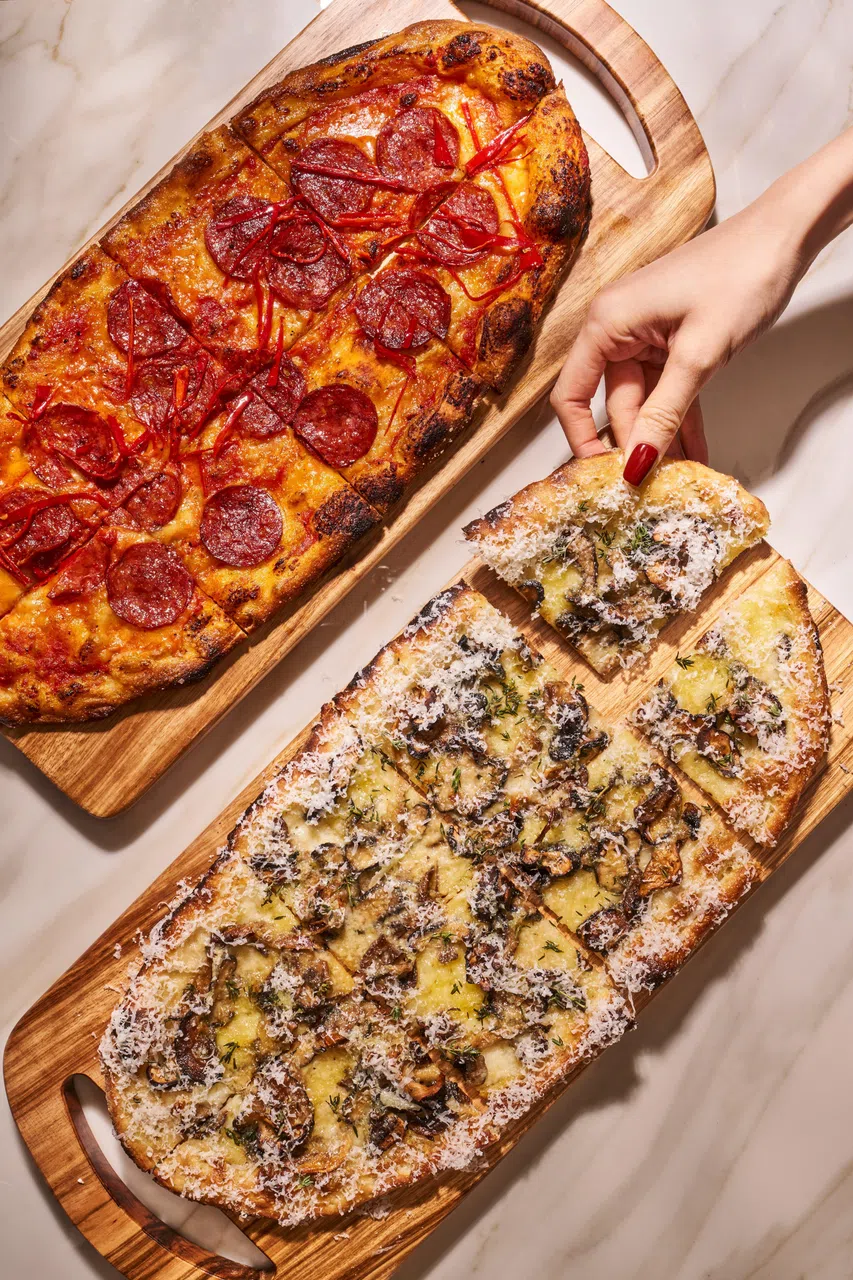 罗马式长方形披萨Pizza alla pala，外层酥脆，内部轻盈蓬松。（餐馆提供）