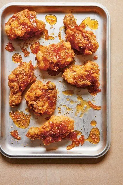 朱嘉匀的韩式火辣炸鸡，鸡肉经两次油炸，呈现甜、辣、咸兼具的韩式风味。（酒店提供）