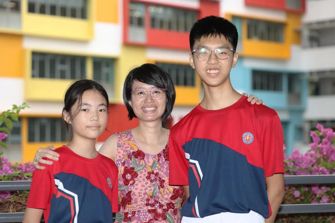 育德中学学生李垚（左）与林保杰（右）今年决定携手参加“新空下”。他们和华文教师苏雪婷（中）合照。（唐家鸿摄）