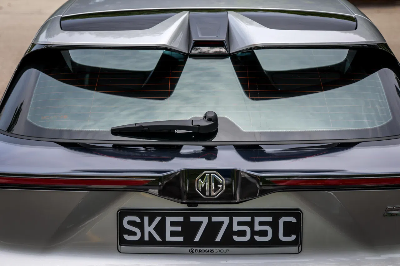 新车后挡风玻璃添加了一支雨刷，上方有两段式扰流板。（叶振忠摄）