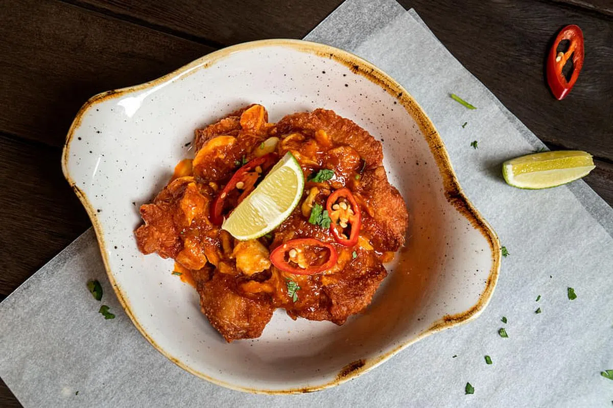 Oriole Coffee + Bar以腐乳和麻油腌制的炸鸡翅，淋上辣椒螃蟹酱汁。（餐馆提供）