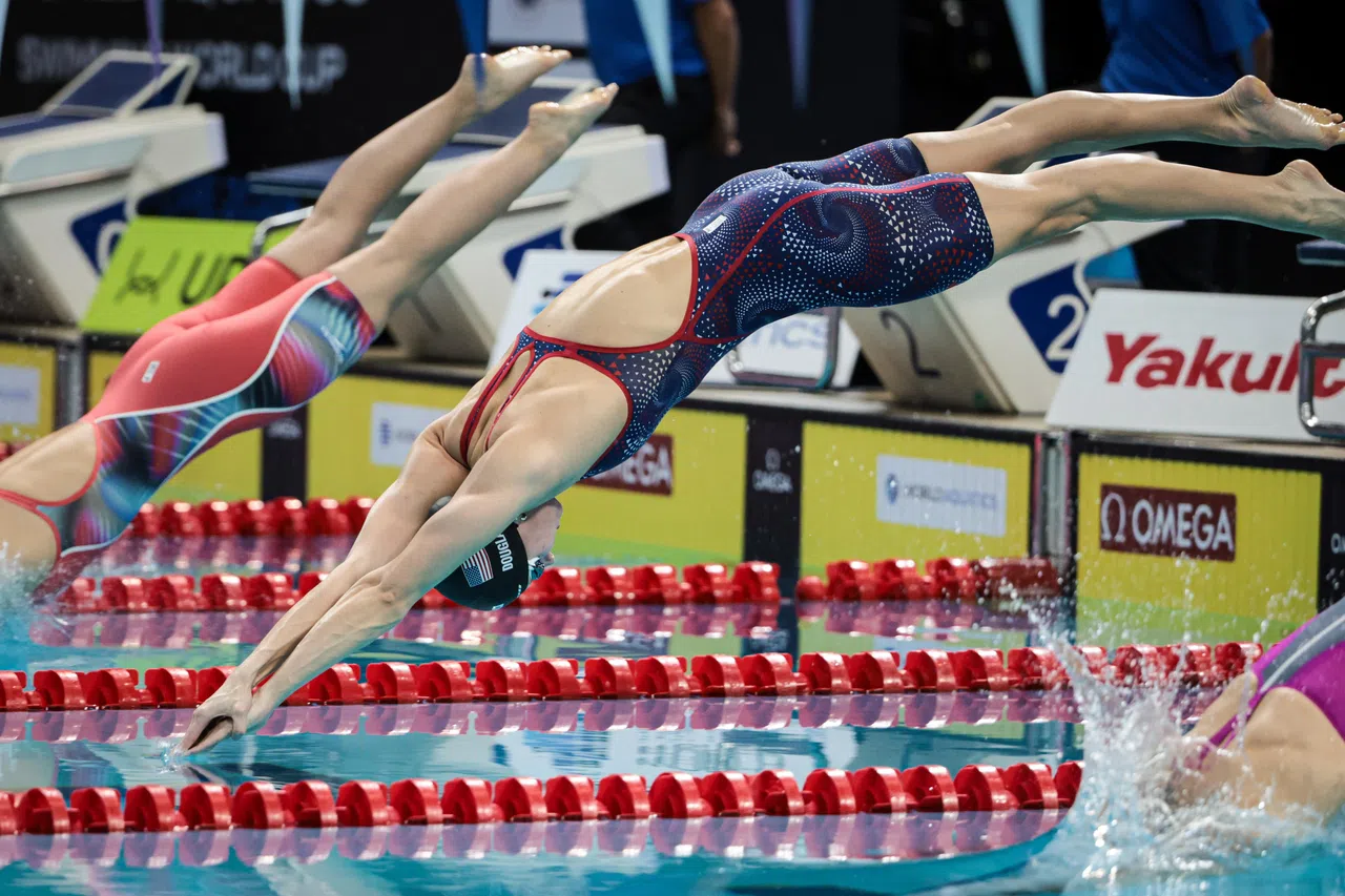 凯特（中）一天双冠，在女泳手总冠军榜上超越队友暂居第一。（张俊杰摄）