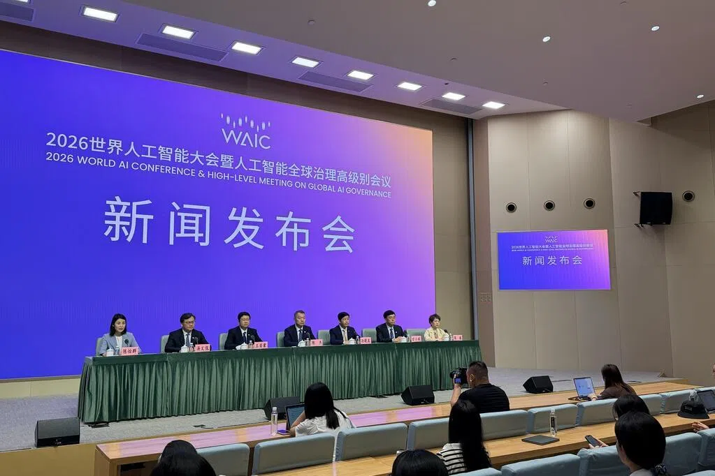 习近平首度出席AI大会前 人民日报刊文示警“AI铁幕”