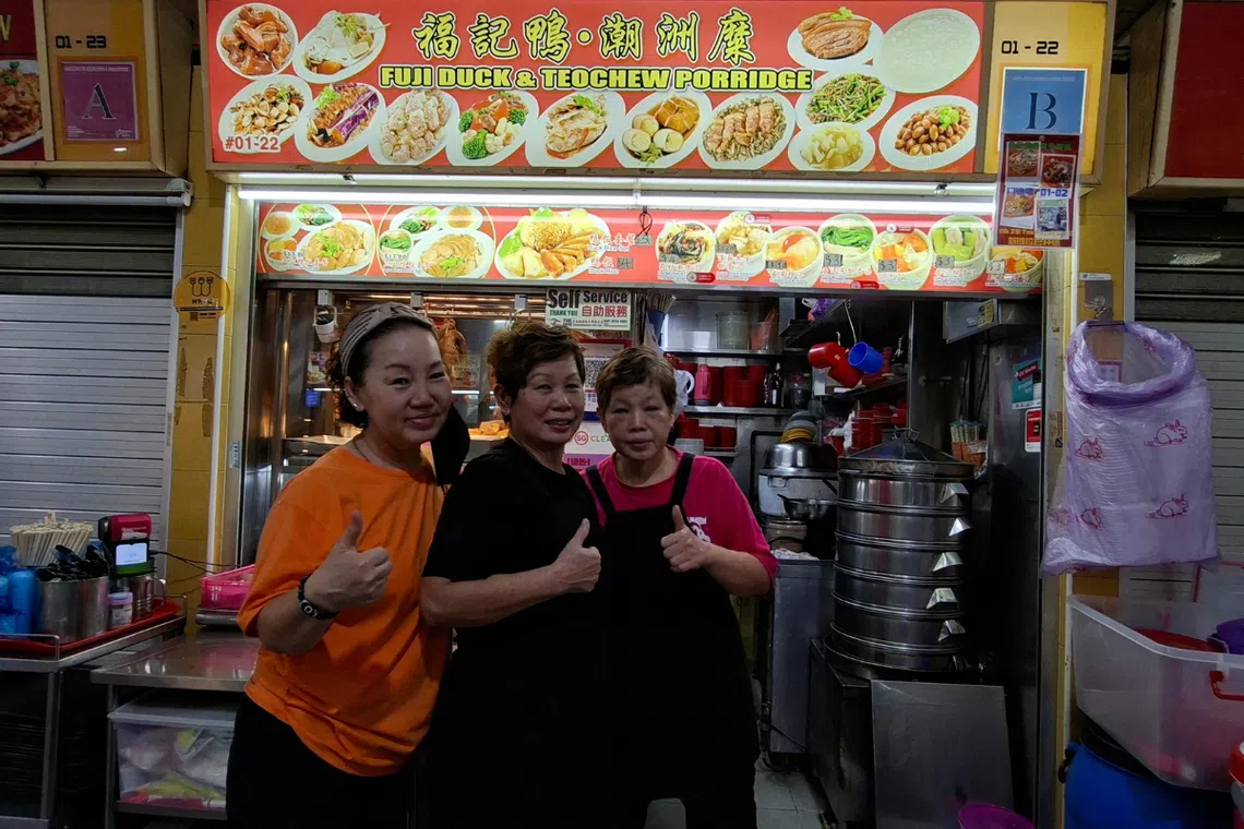 刘家第二代三姐妹刘子樱（左起）、刘巧娇、刘巧勿自1987年就开始在档口帮忙打理父亲的潮州粥生意。（黄俊恒摄）