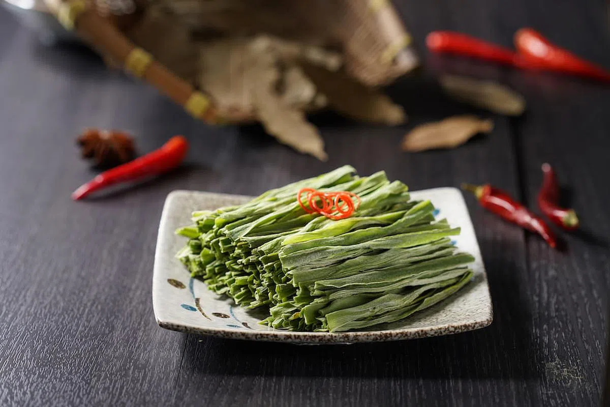 色泽翠绿的干贡菜以晒干的苔菜制成。（餐馆提供照片）