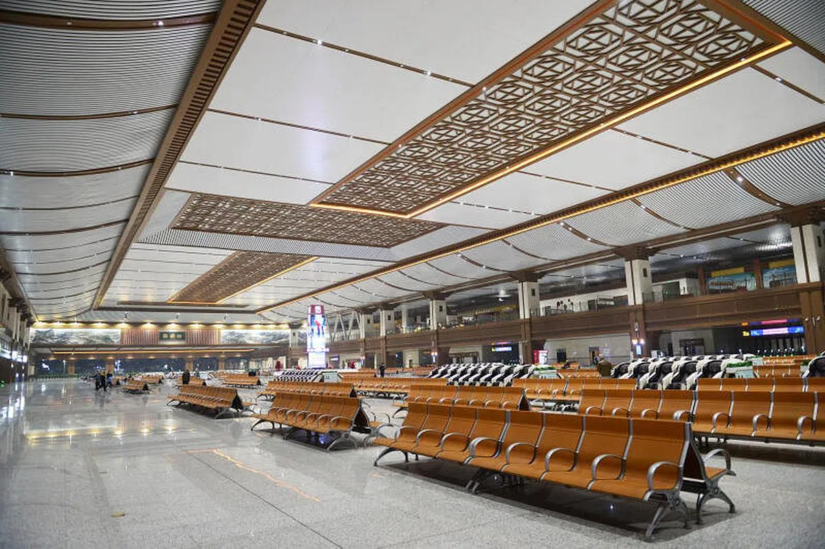 12月31日拍摄的西安火车站高架候车室。（新华社） 