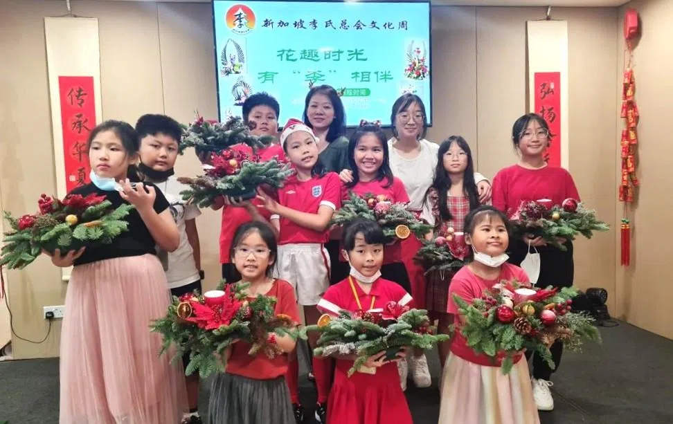 2023年底的“花趣时光，有‘李’相伴”创作营，策划了应景圣诞主题花束。（李氏总会提供）