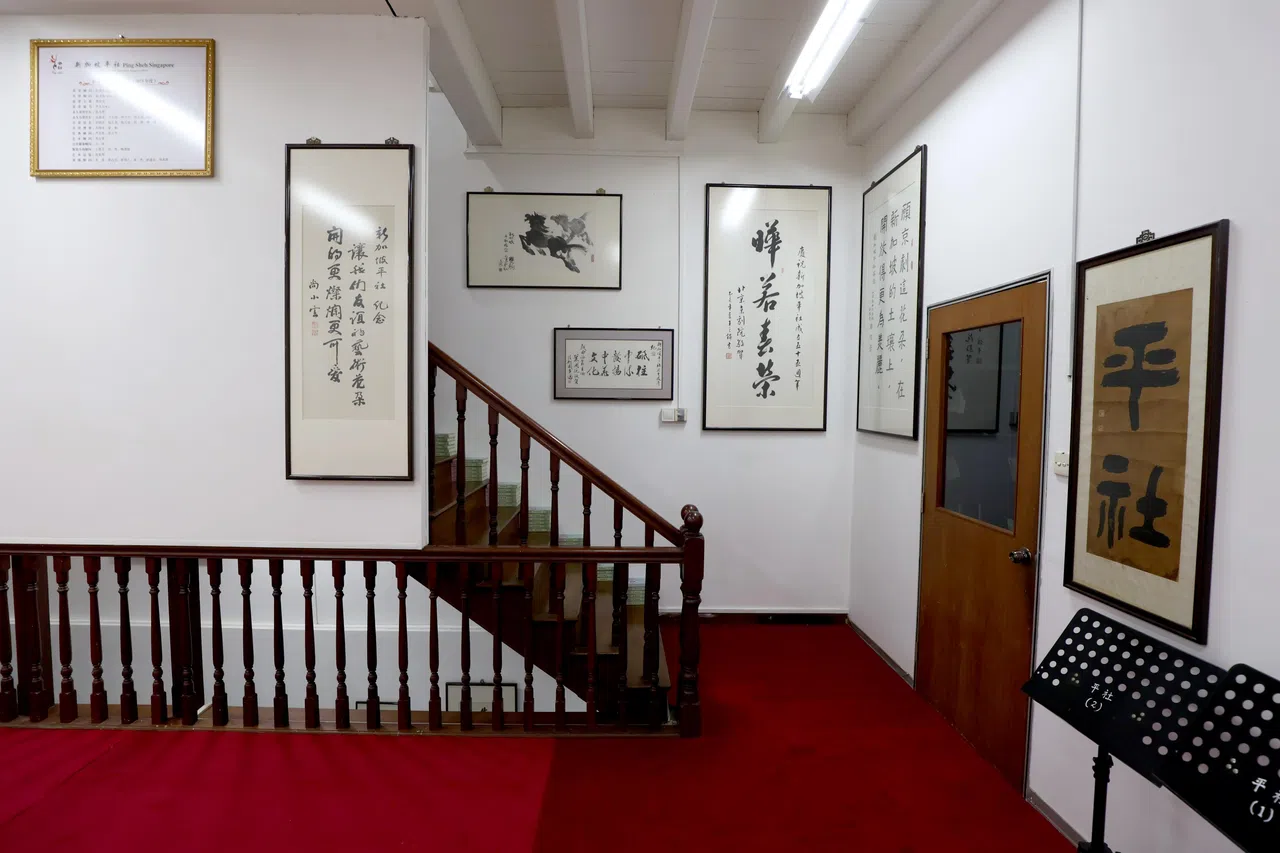 热心会员们自发出钱出力，为平社带来新面貌。（龙国雄摄）