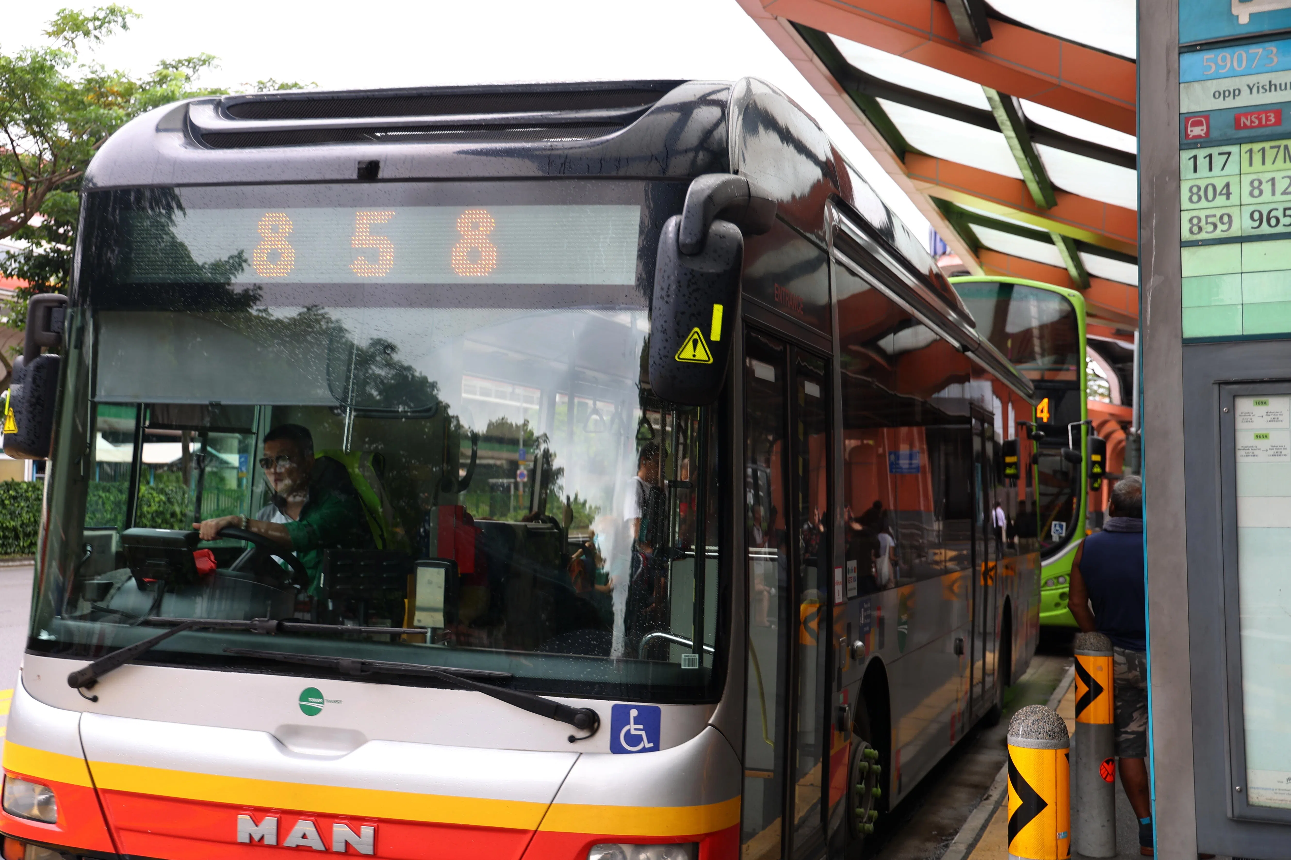 有乘客反映，电子显示板换了新格式后，当几辆巴士一起进站时，在第一辆巴士后面的巴士路线号码，会因角度而被遮挡。（林明顺摄）