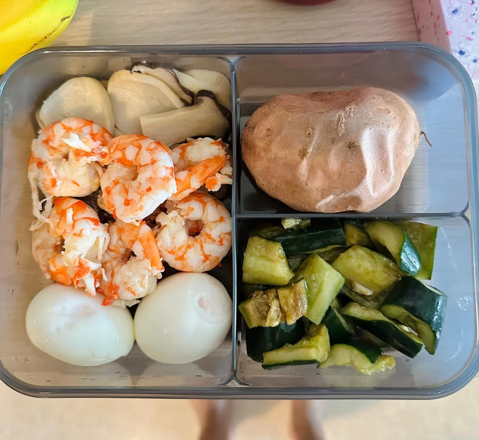 沙洋医生利用周末时间提前准备的健康便当，她一般选择富含膳食纤维的优质碳水，比如烤番薯。（受访者提供）