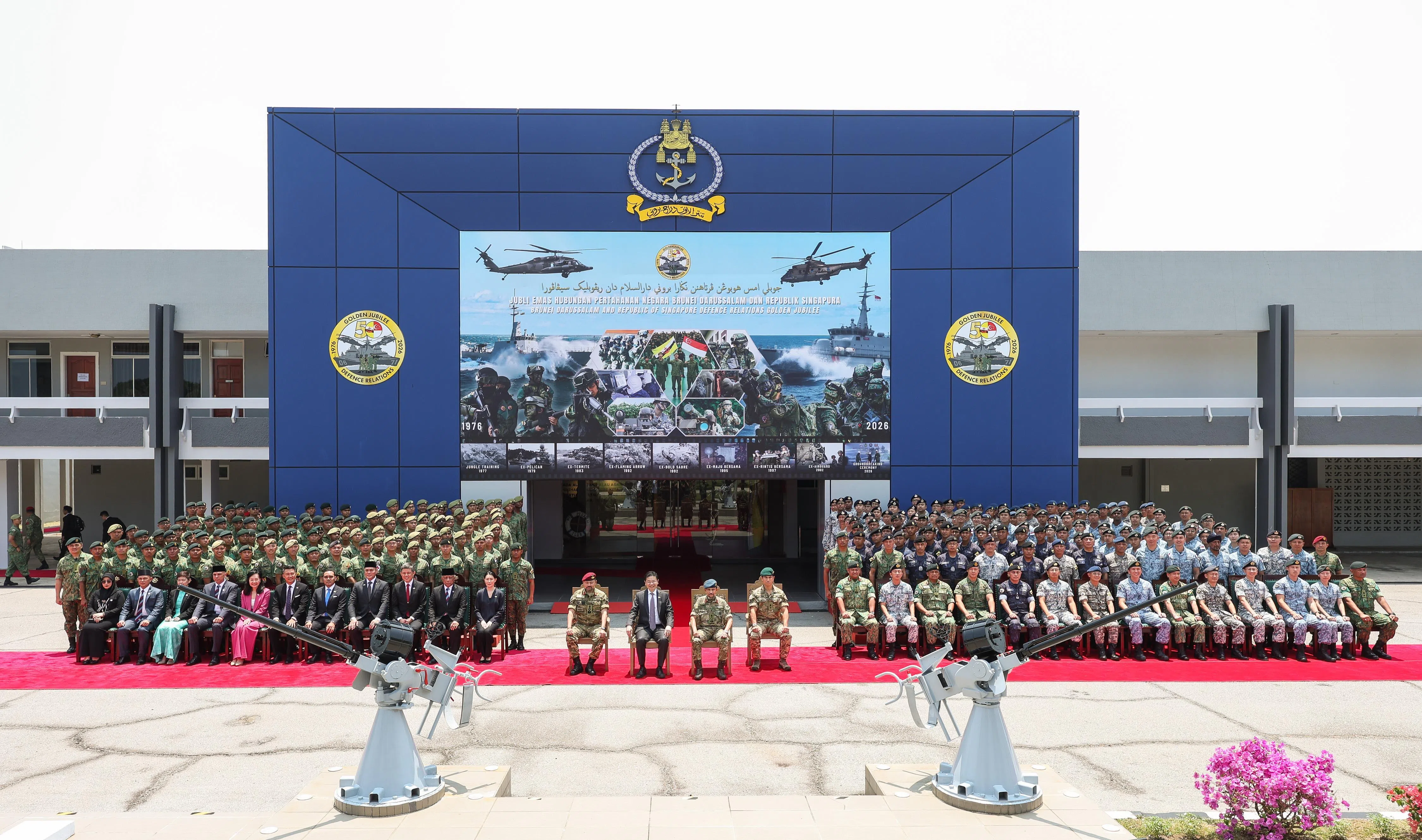 我国与文莱星期六（10月10日）举行联合阅兵，纪念建立防务关系50周年。黄循财总理（前排左二）与文莱苏丹波基亚（前排右二）共同出席。陪同波基亚出席的还有文莱王储兼首相署高级部长比拉赫（左一）和外交部长阿都马丁王子（右一）。（数码发展及新闻部提供）