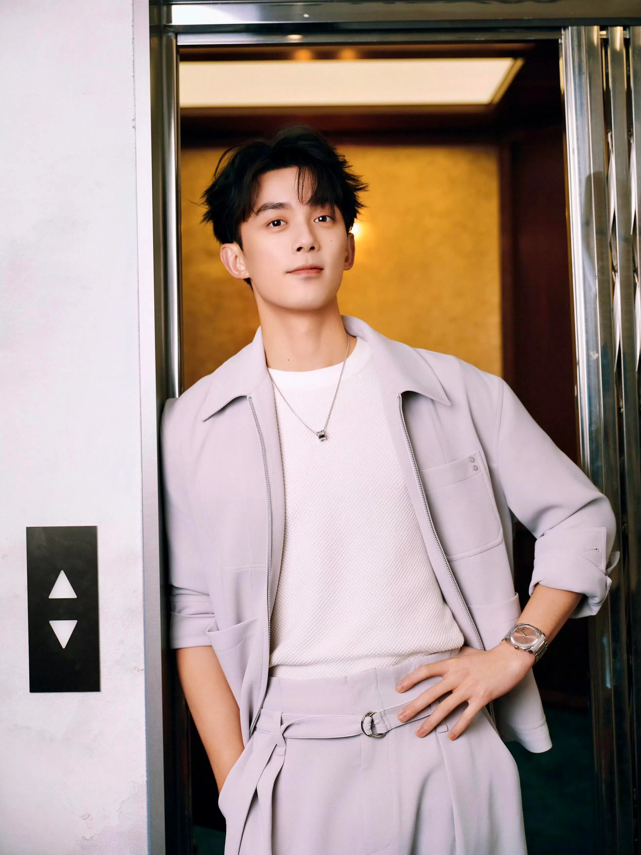 别看吴磊才26岁，他其实拥有多年的演戏经验呢。（取自艺人工作室微博）