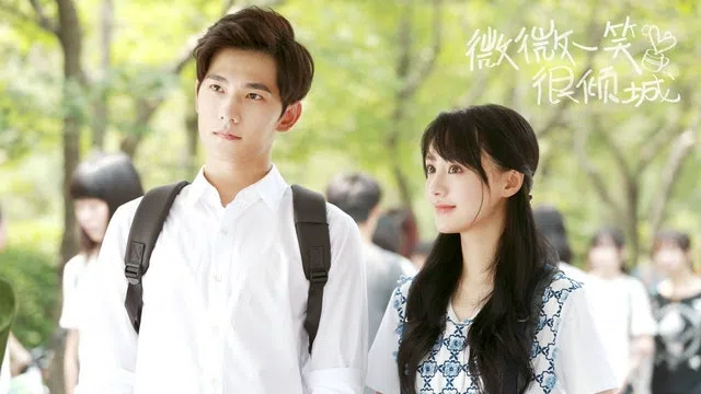 杨洋（左）与郑爽合演《微微一笑很倾城》出位，女方如今已消失演艺圈。（互联网）