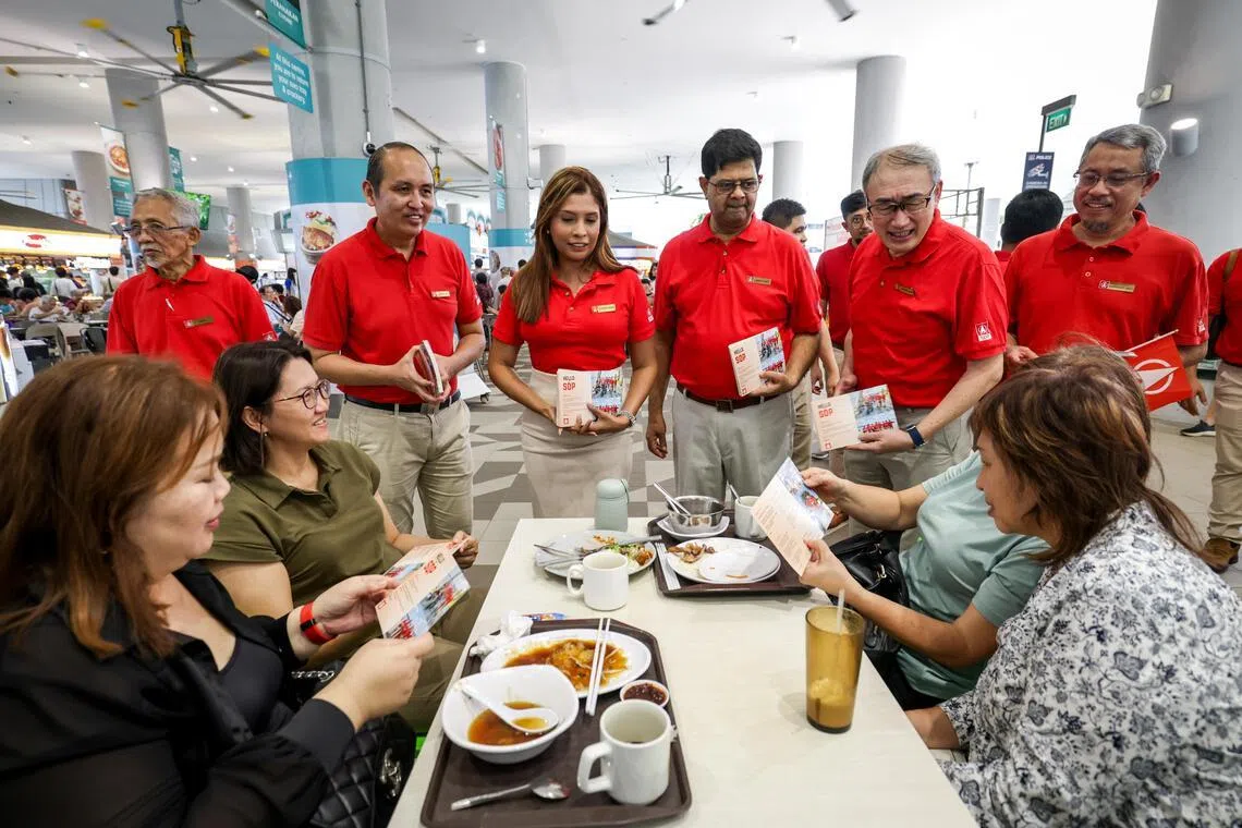 新加坡民主党早前宣布，未来大选主攻西部和北部的选区，它过去这段时间继续在曾参选的马西岭—油池集选区和武吉班让区走访居民，并在年底佳节期间，到三巴旺举行圣诞庆祝活动。图为去年4月，民主党团队在党副主席林文兴（左二）的带领下，到三巴旺集选区走动。（档案照片）