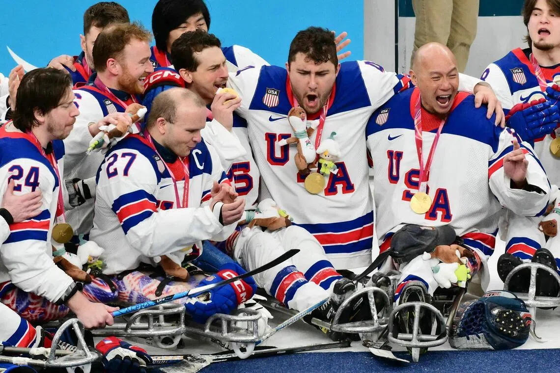 美国队庆祝拿下冬残奥会冰球五连冠。（法新社）