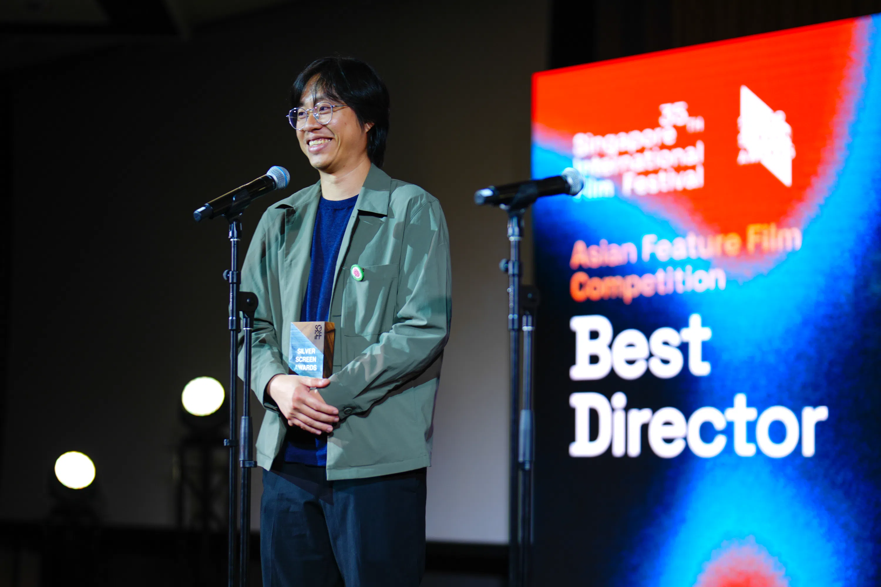 《越和南》越南导演张明归上台领取亚洲剧情片“最佳导演”奖和费比西奖。（新加坡国际电影节提供）