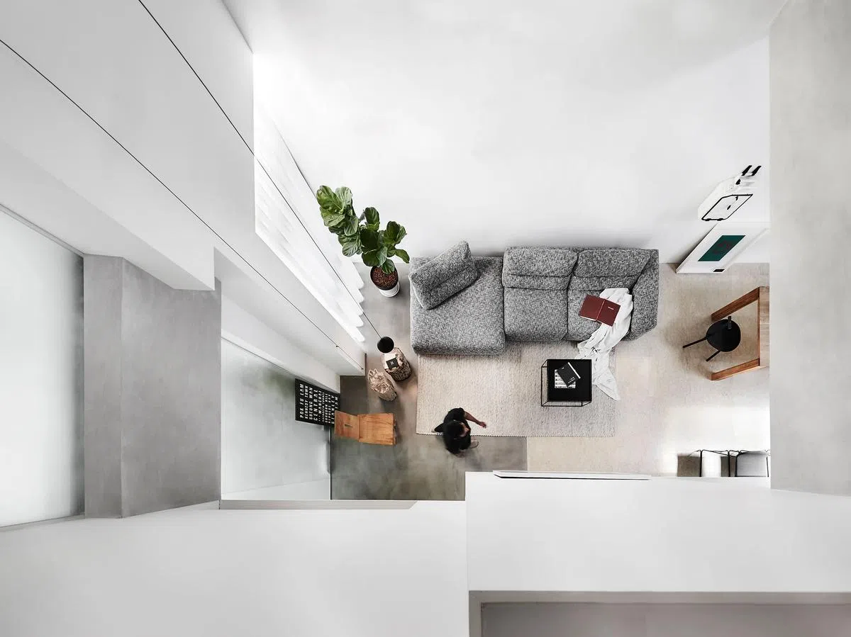 从加建的阁楼望下客厅可见这顶楼公寓有多高挑。（Upstairs_ 提供照片）