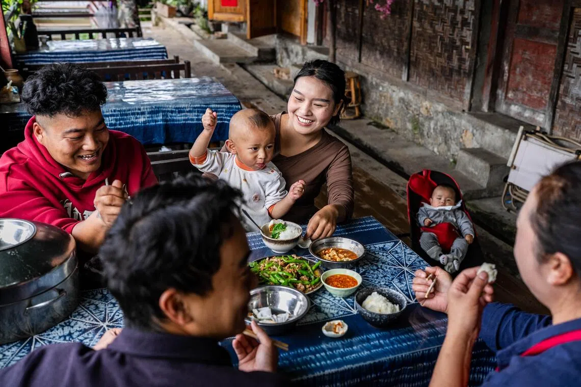 位于中国云南省怒江州福贡县匹河怒族乡东边的老姆登村村民在自家经营的农家乐吃午饭，摄于10月20日。（新华社）