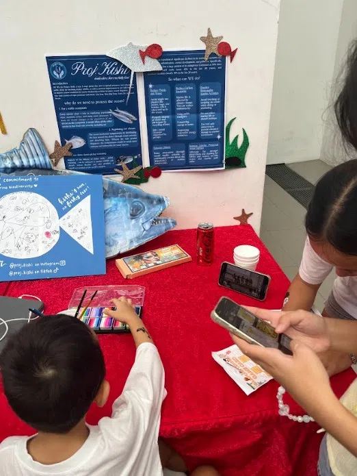 莱佛士女子中学的“Kishi小组”展摊以丰富多彩的展示与互动环节，呼吁居民关注海洋生物多样性，并探索人类与海洋自然之间的深层连结。（李佳敏摄）
