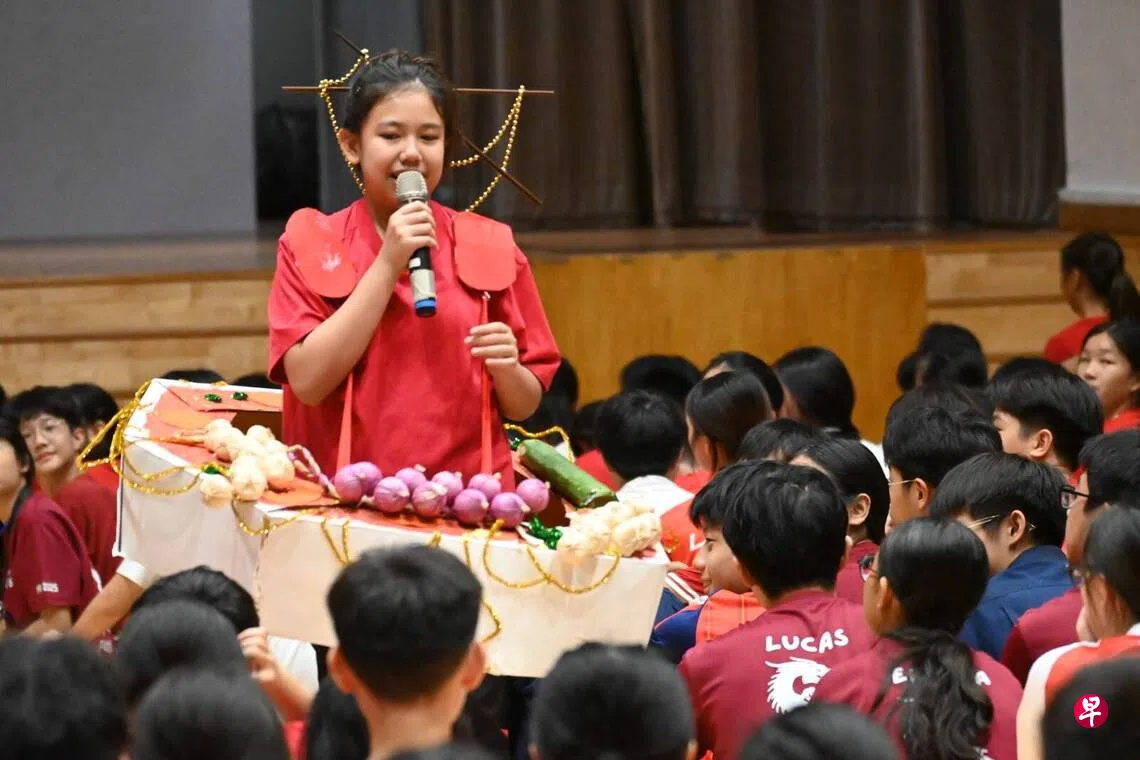【校果】鸡饭叻沙印度煎饼来走秀？培华中学学生创意欢庆国庆