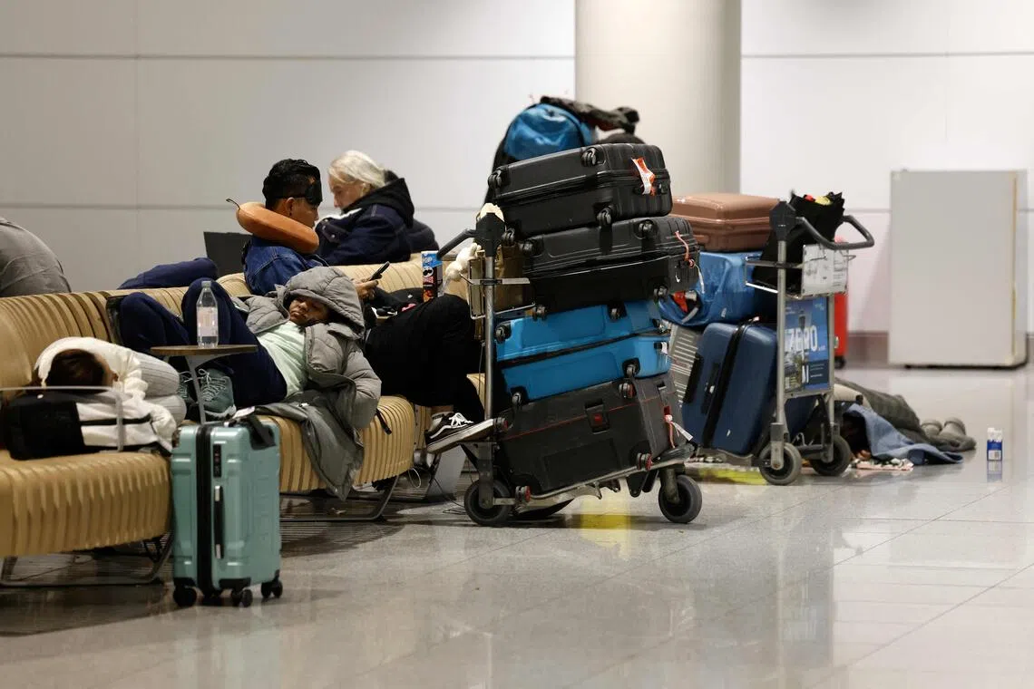 德国慕尼黑机场周五（10月3日）晚间第二度遭无人机干扰，从9时半开始暂停运作至隔天清晨7时，60趟航班取消或延误，许多乘客被迫滞留，周六凌晨在机场大厅枯坐苦等。（法新社）