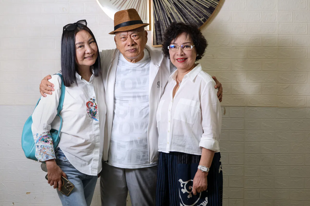 凌峰（中）和已移居新加坡多年的台湾老友陈明利（左）、李香莹相聚。（白艳琳摄）