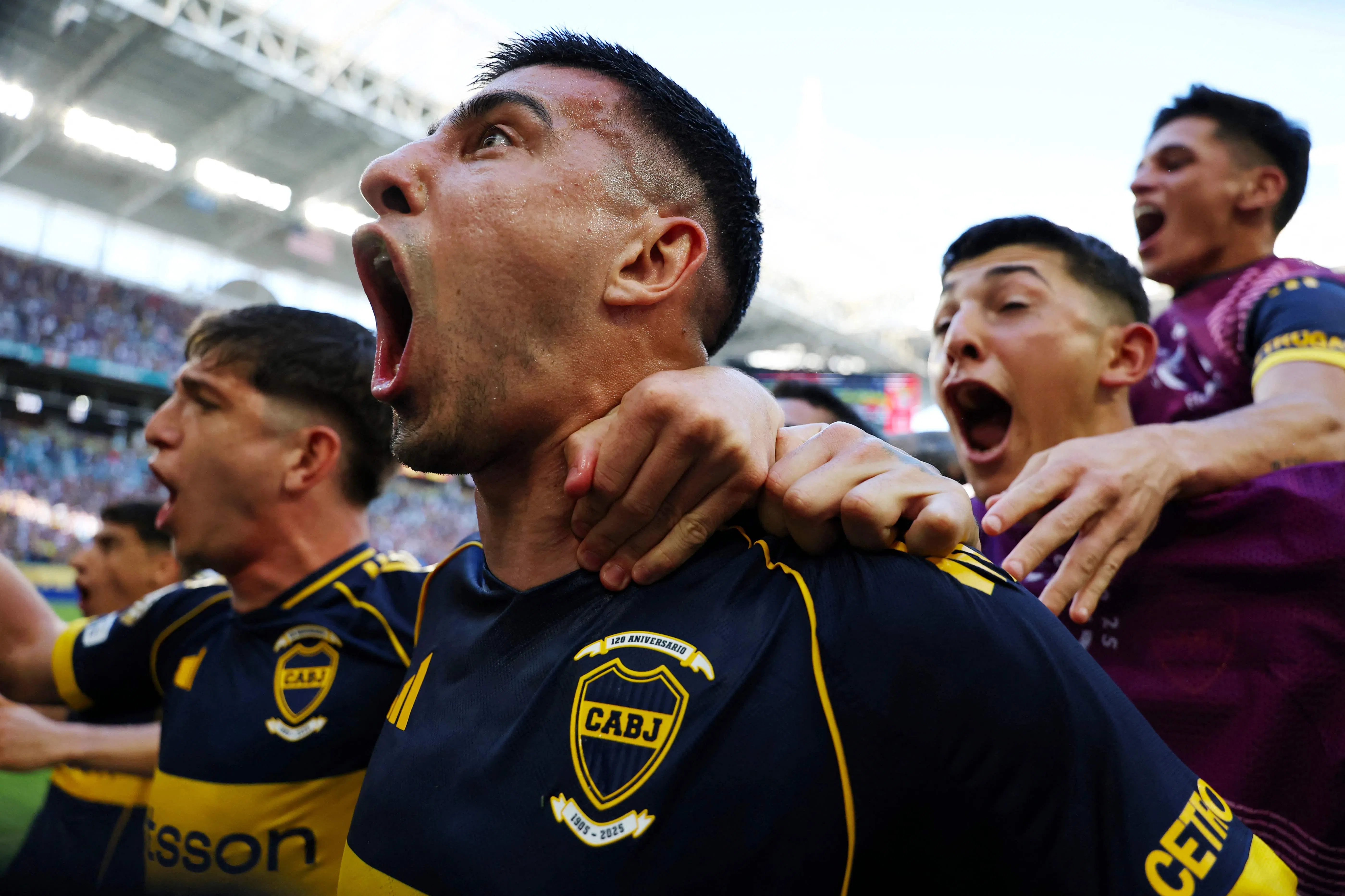 巴塔利亚（左二）进球后，与其他博卡青年队友冲到球迷面前热烈庆祝。（法新社）