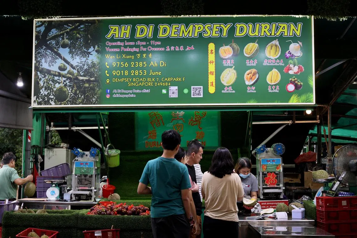 Ah Di Dempsey Durian有很多老顾客带着孩子和孙子来吃榴梿。（龙国雄摄）