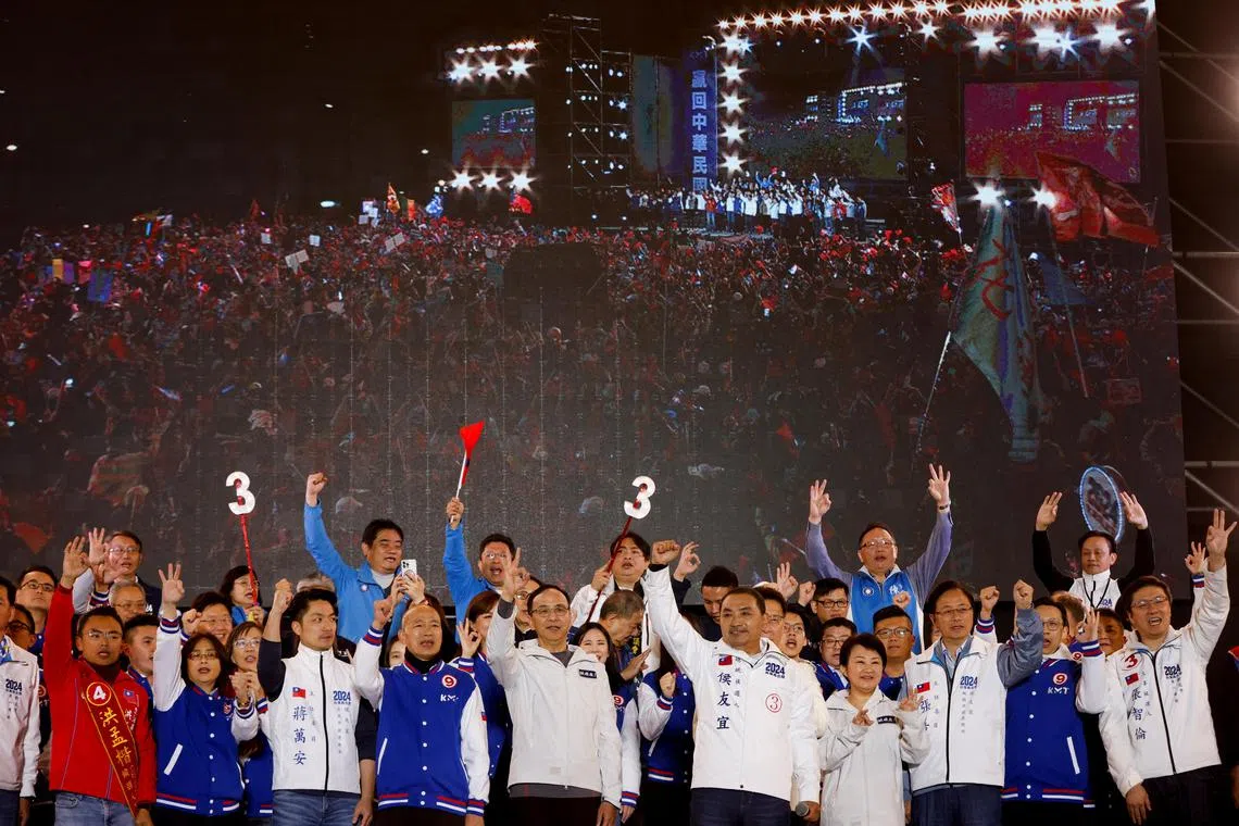 台湾在野的国民党总统候选人侯友宜（前排右五）星期五（1月12日）晚间在新北举行的选前之夜造势活动上，向支持者挥手示意。（路透社）