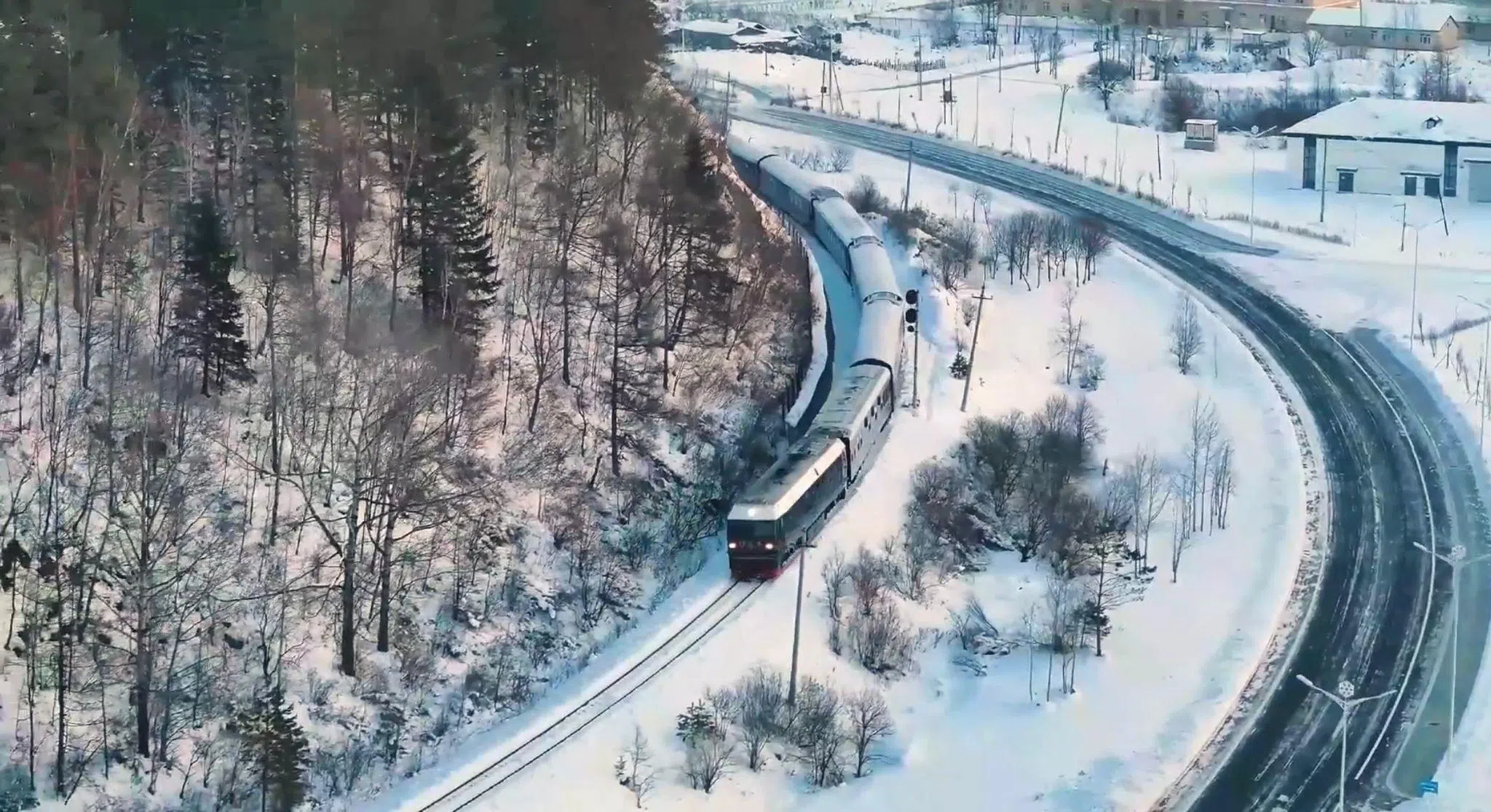 伊春号列车沿途风景美不胜收，四季各有风貌，冬季白雪无垠。（中欧航旅提供）