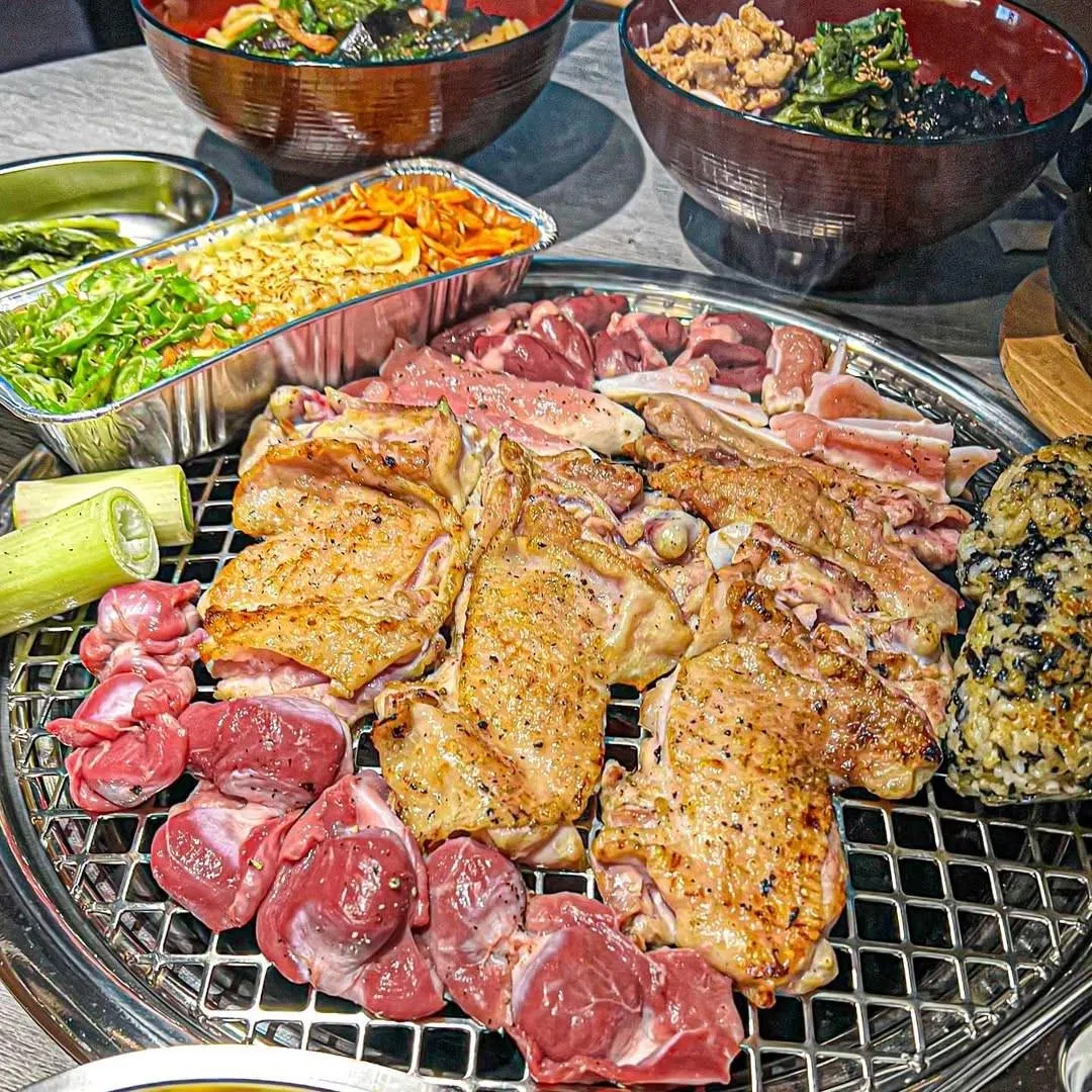 本地松鸡屋精选马国优质鸡只，鸡的各个部位经简单调味，香烤而成。（餐馆提供）