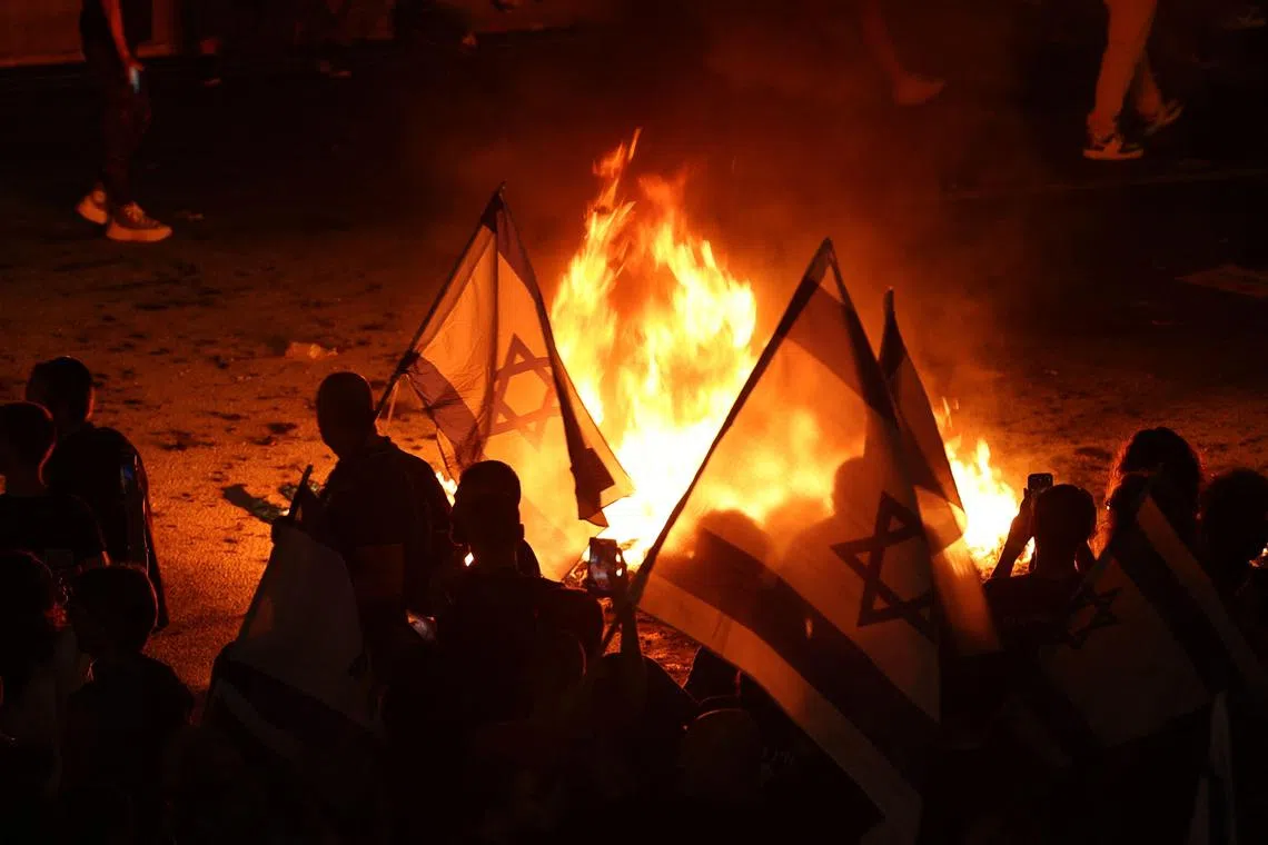 示威者封锁特拉维夫道路、阻碍交通和放火。（法新社）